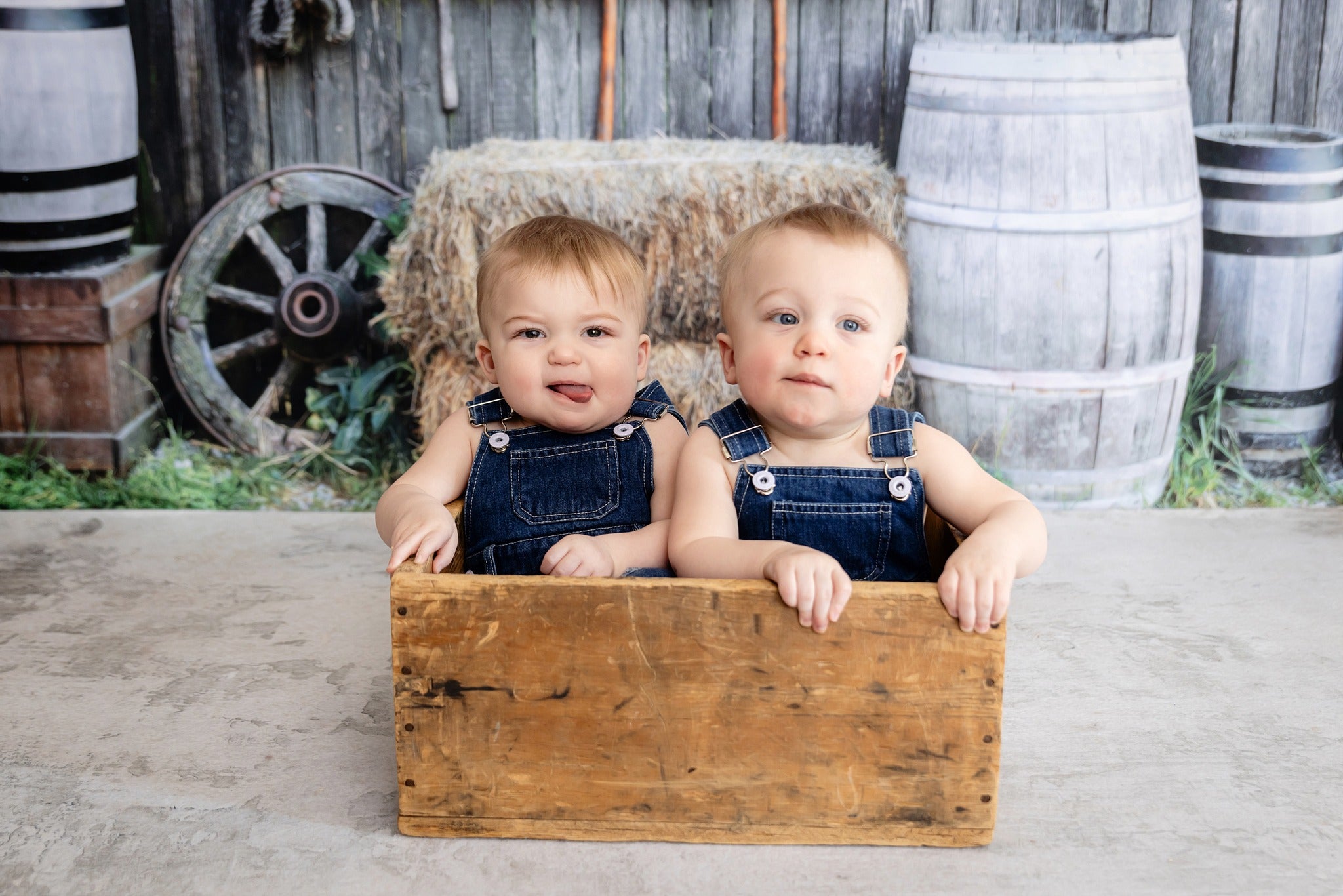 Barn Farm Tools Gray Grunge Wood Wall backdrop UK HJ03184