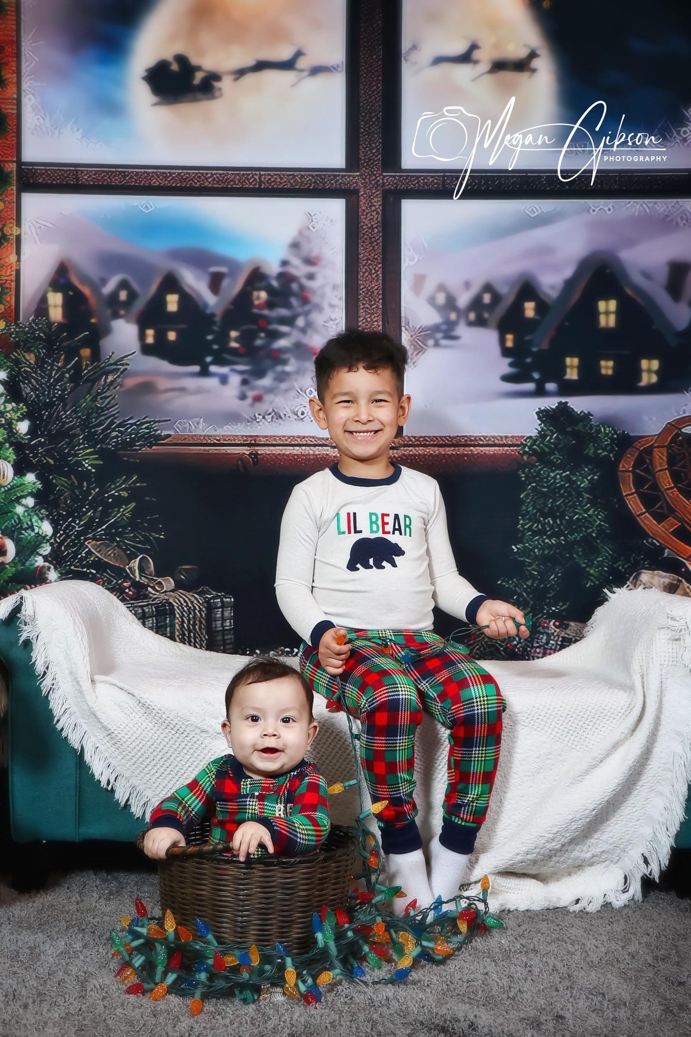 Christmas Tree Backdrop Decorated With Gifts Wooden House UK G-1439