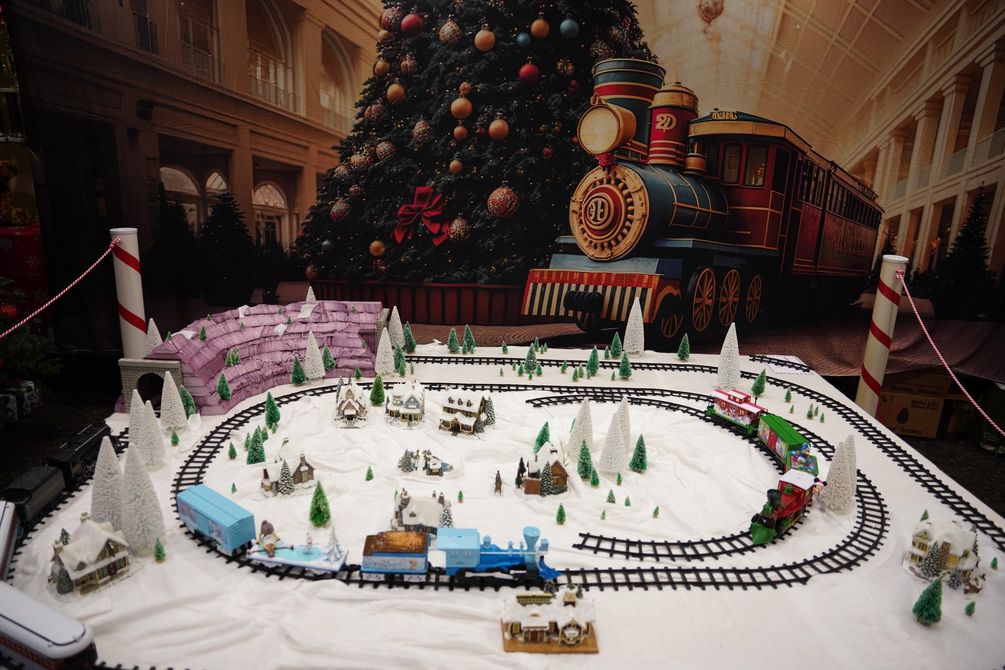 Big Christmas Tree Little Train Backdrop UK M8-68