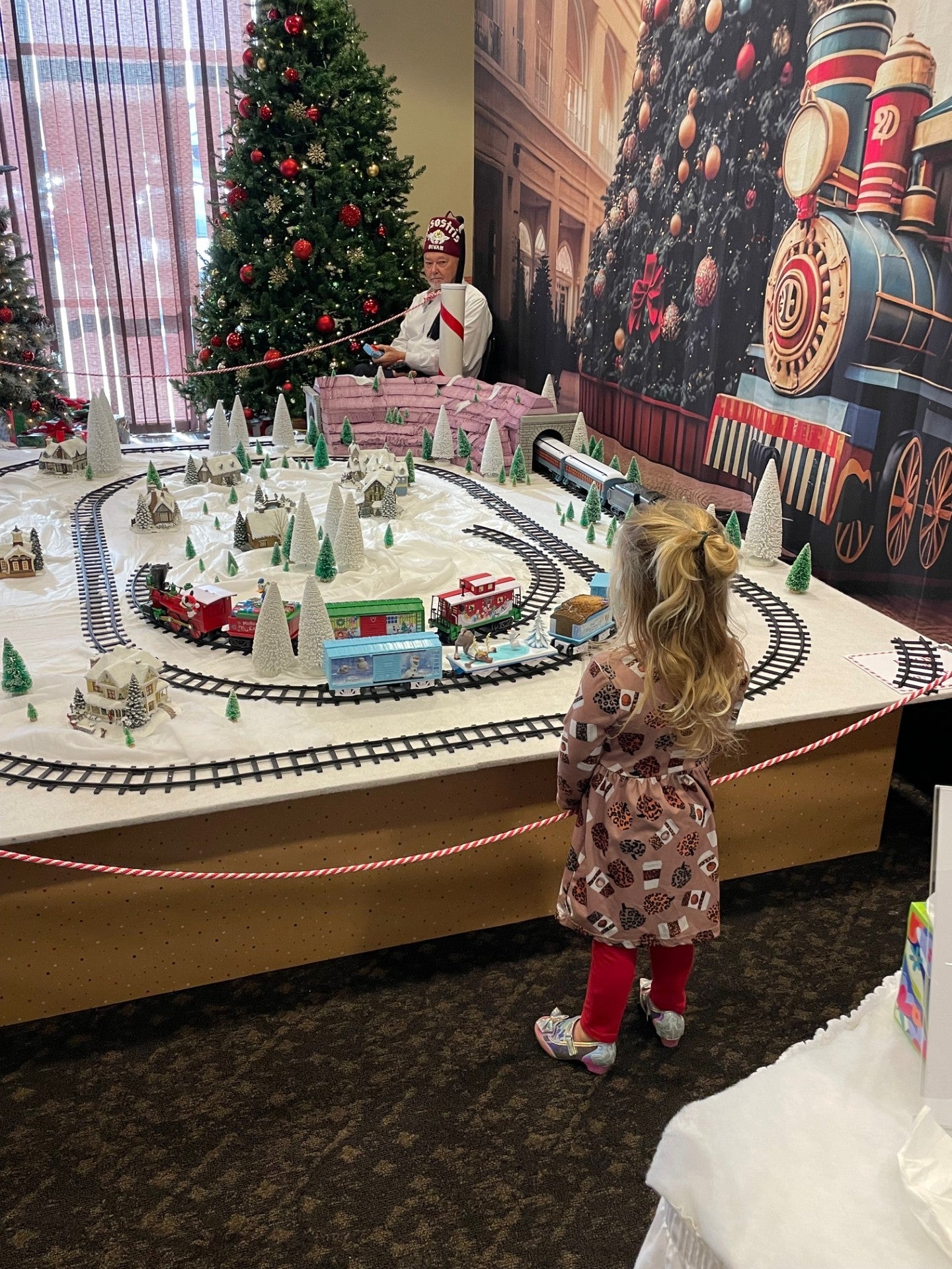 Big Christmas Tree Little Train Backdrop UK M8-68