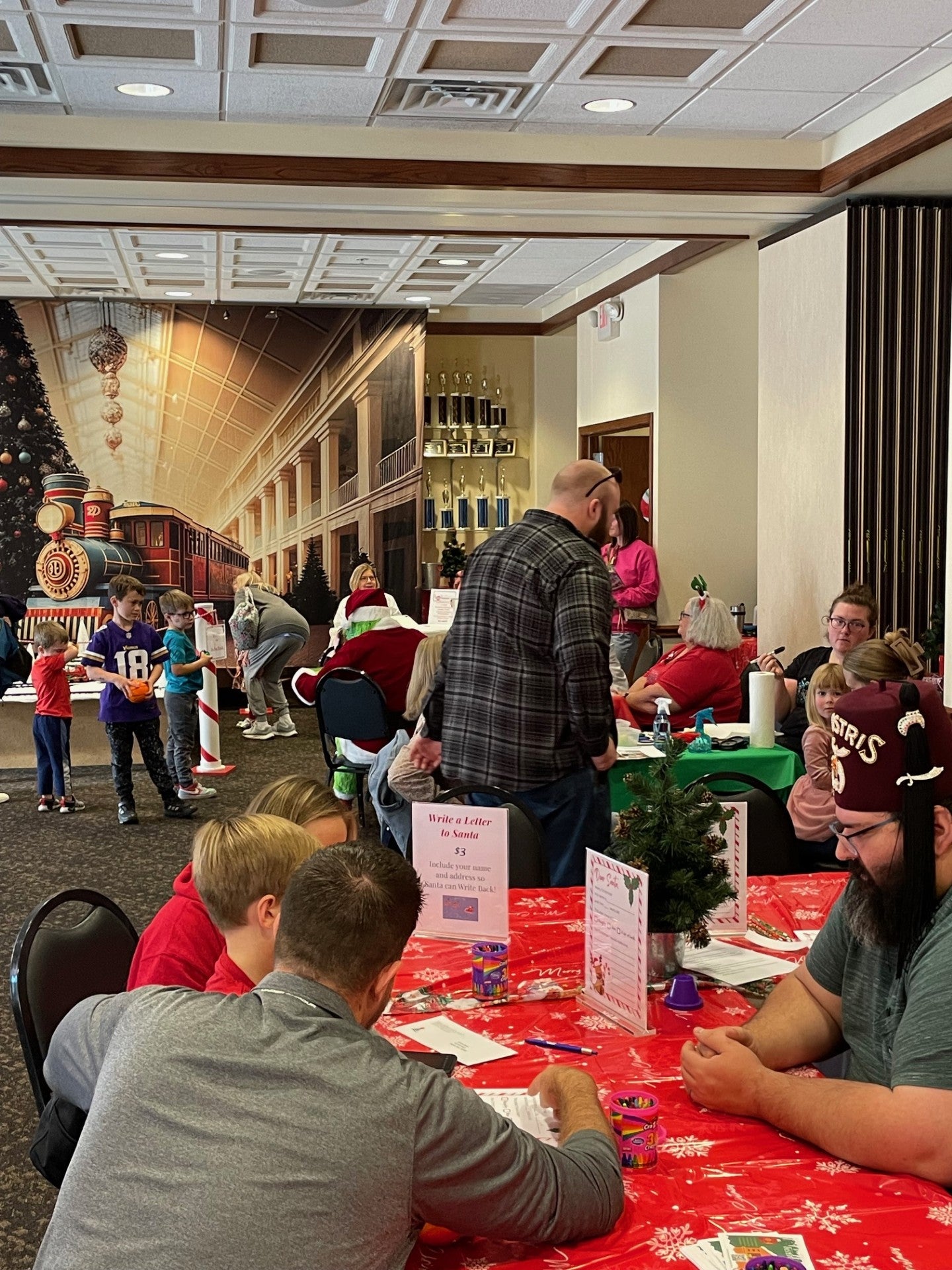 Big Christmas Tree Little Train Backdrop UK M8-68