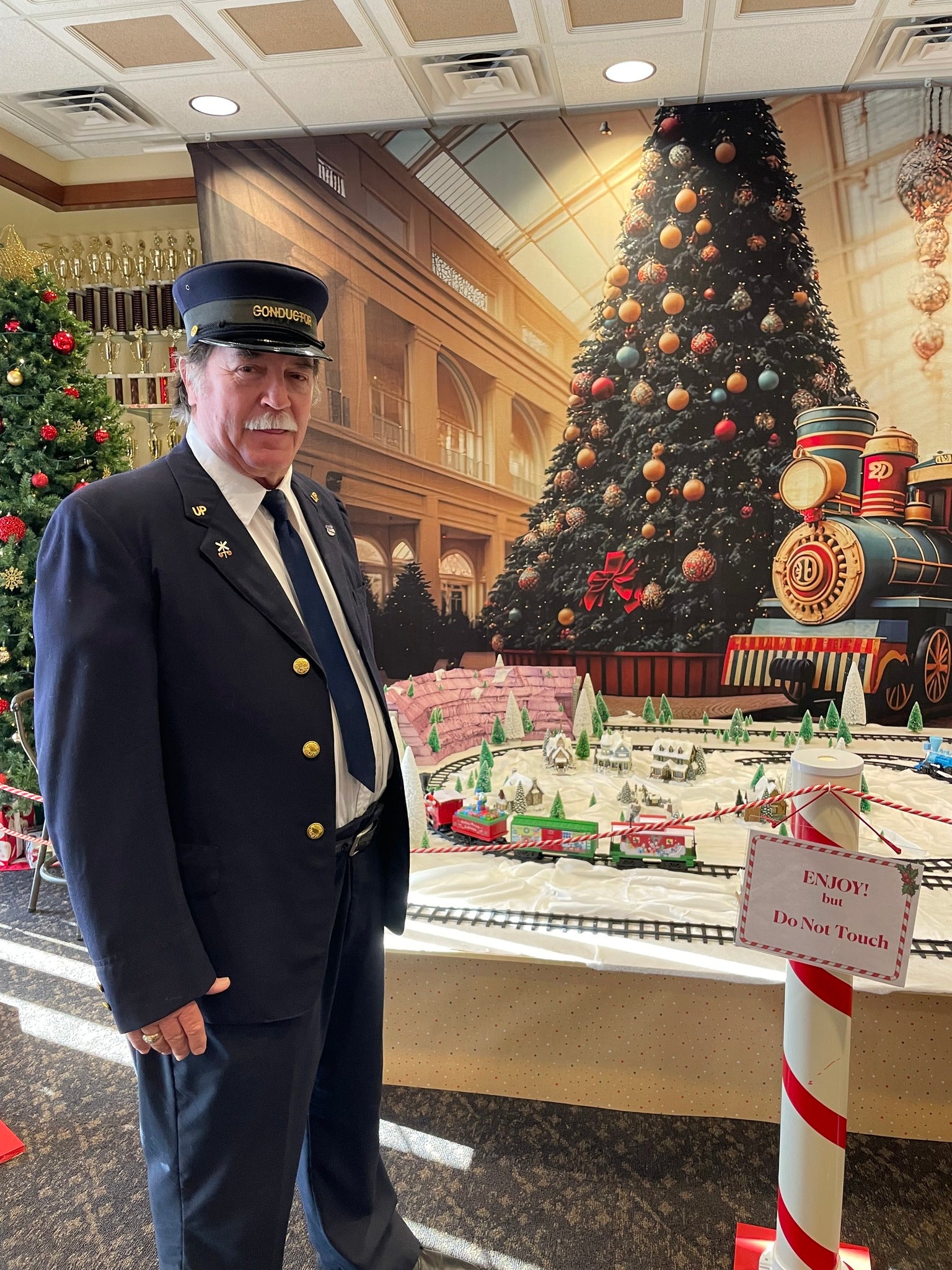 Big Christmas Tree Little Train Backdrop UK M8-68