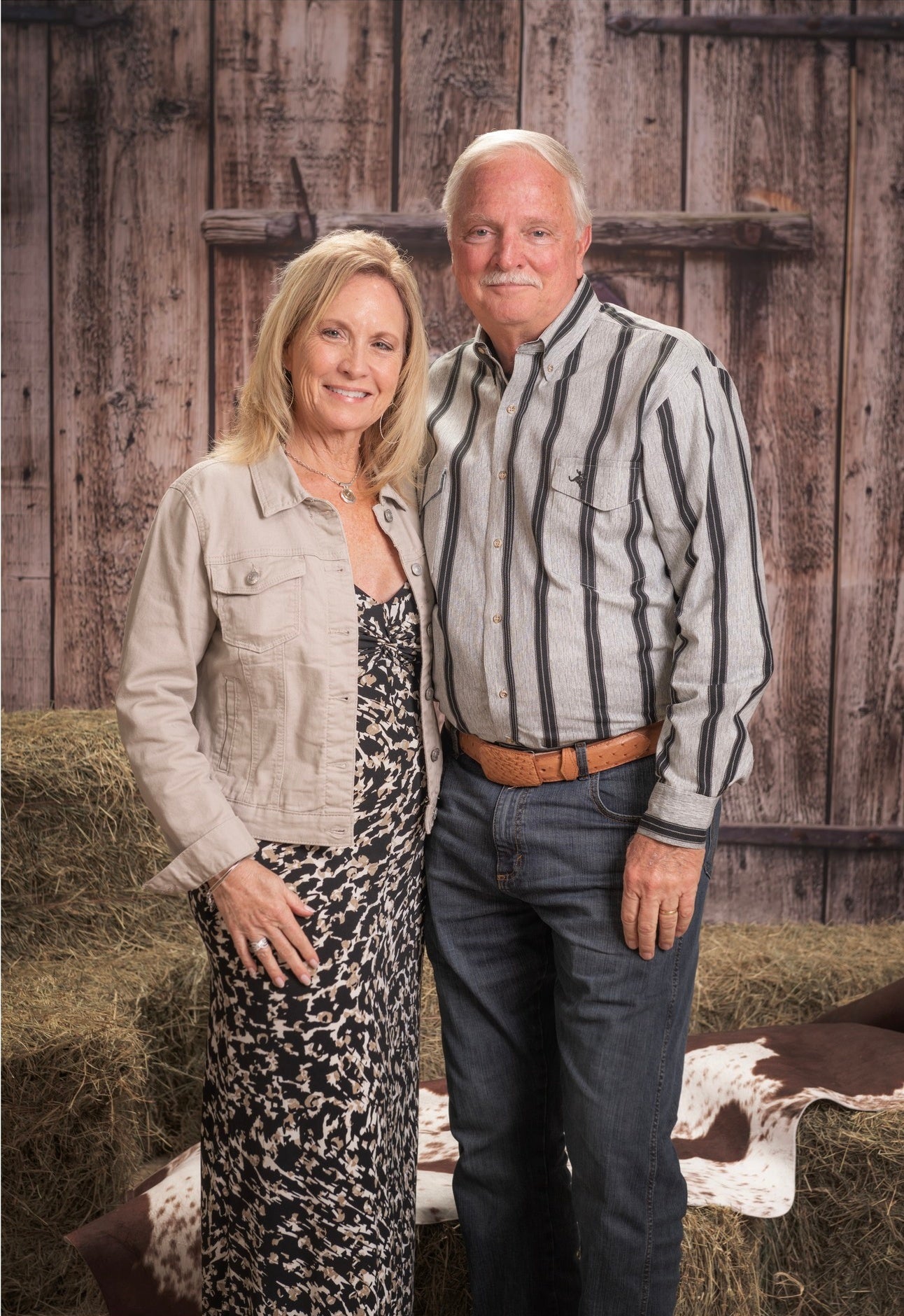 Old Weathered Wooden Barn Door backdrop uk for Photo GC-93