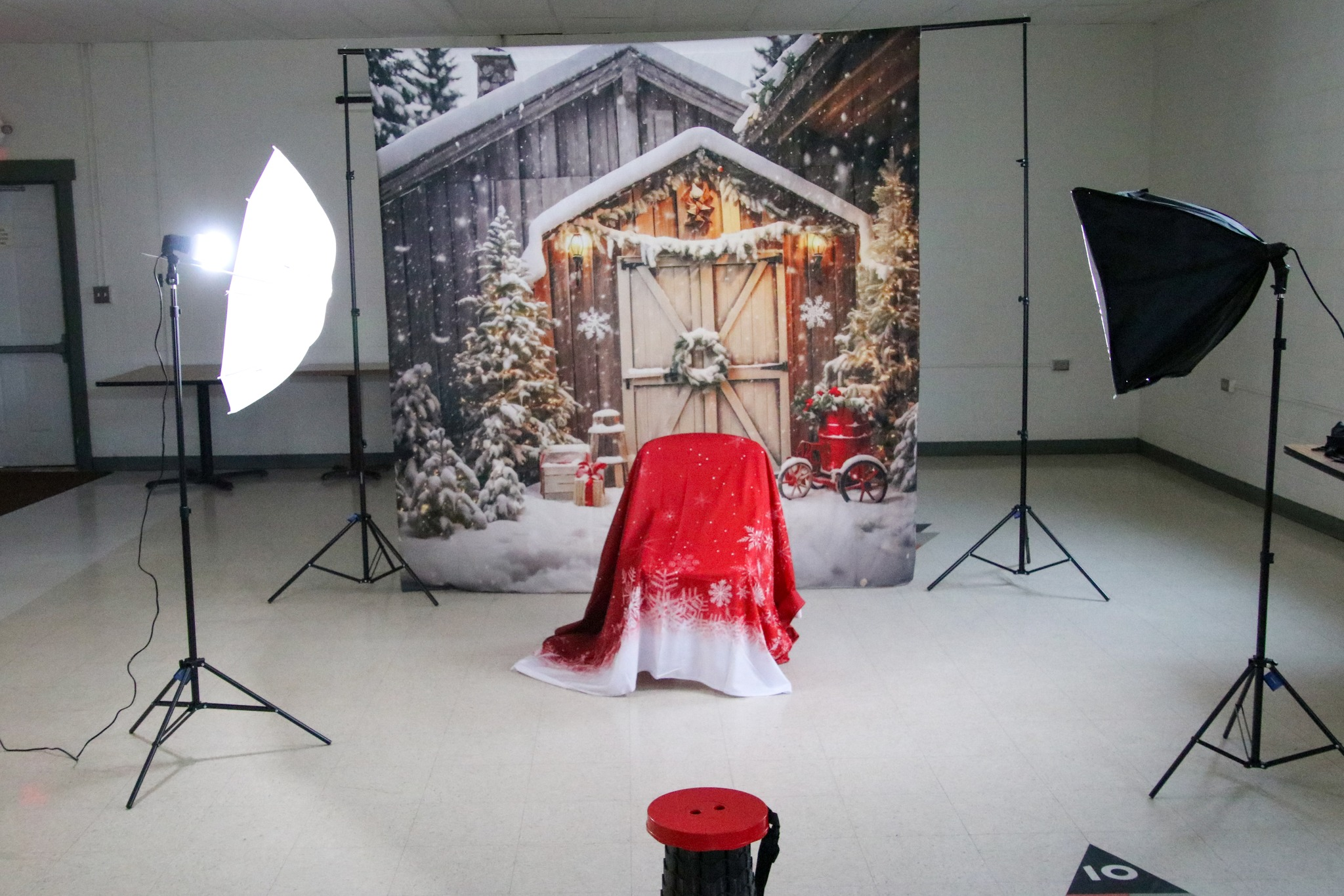 Christmas Rustic Wooden Door Snow Backdrop UK M10-59