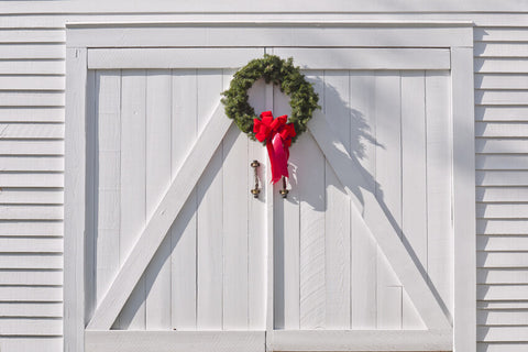 Christmas Wreath On Wooden Barn Door Backdrop UK M6-152